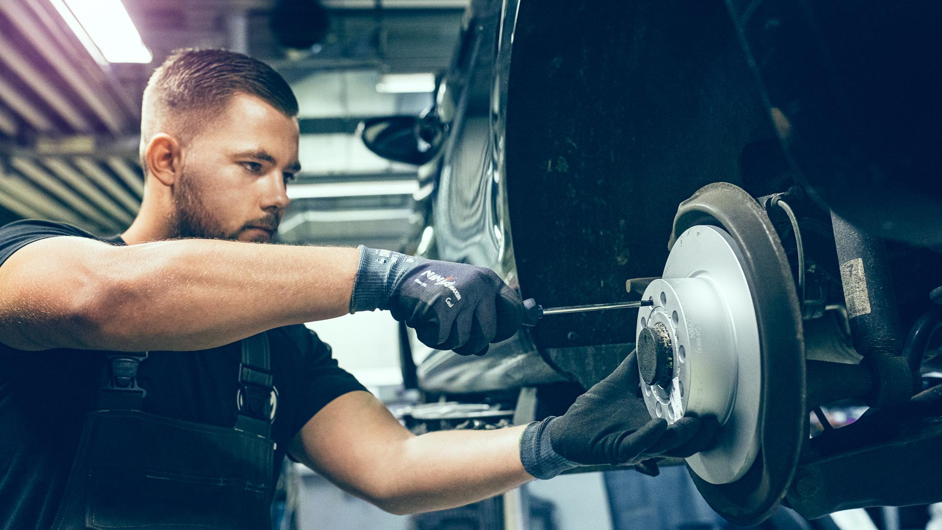Mekaniker der er ved at udføre bremsetjek