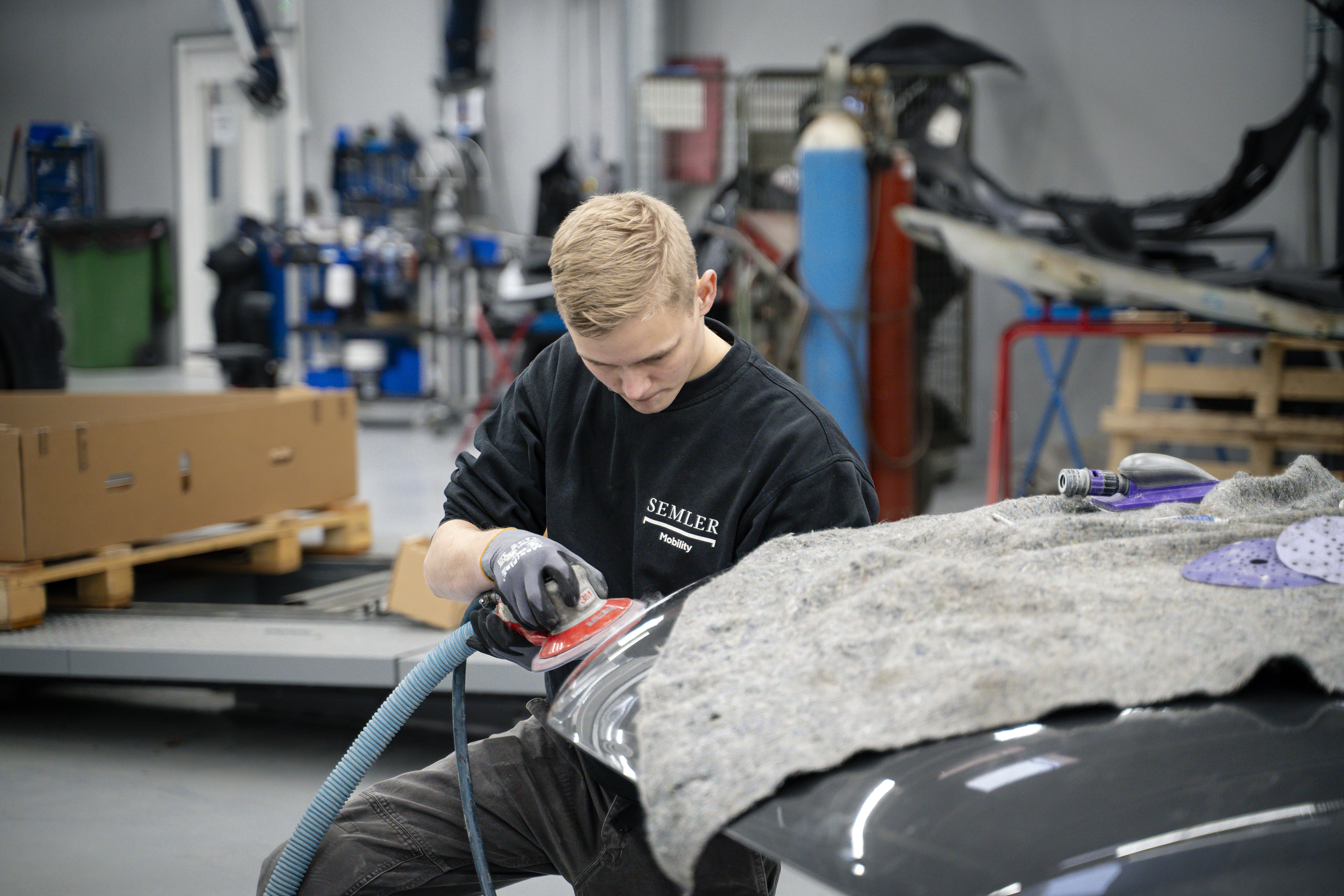 Mand udbedre skade i autoriseret skadecenter