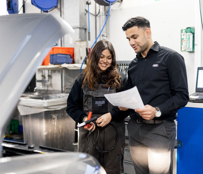 To medarbejdere snakker om Service 5+