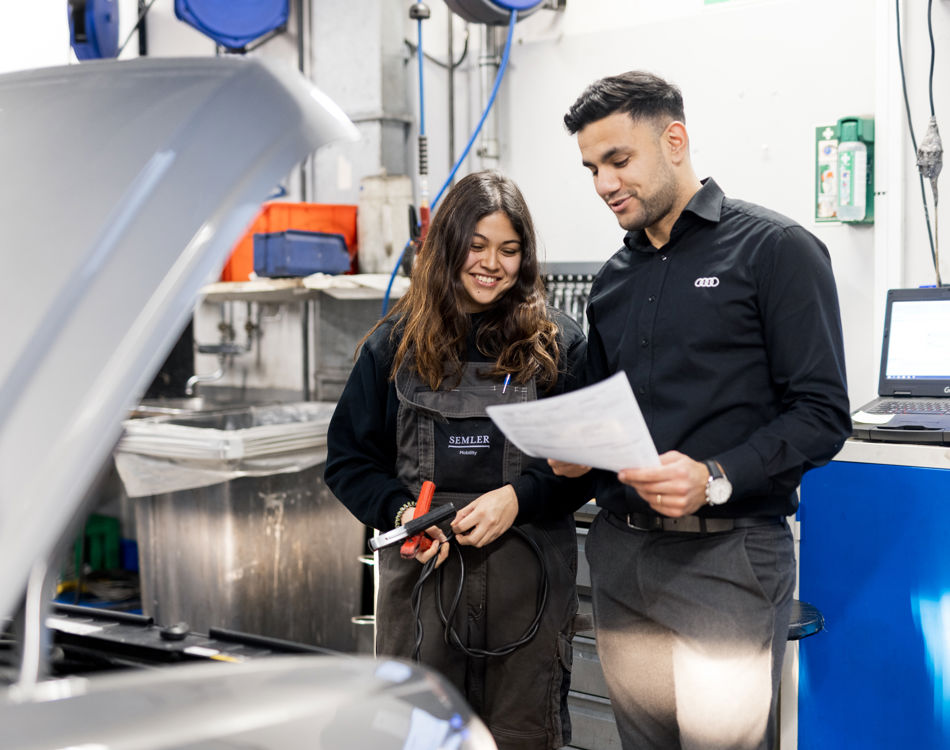 To medarbejdere snakker om Service 5+