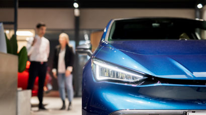 blå bil med forsikring