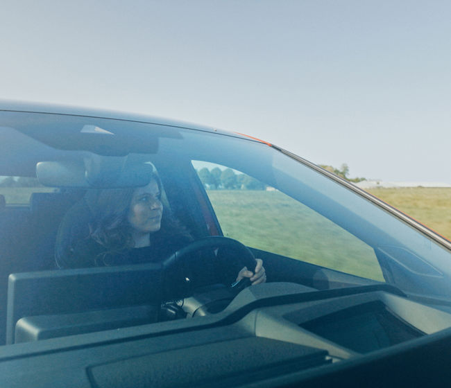 Billede af kvinde bag rattet i en Enyaq elbil 