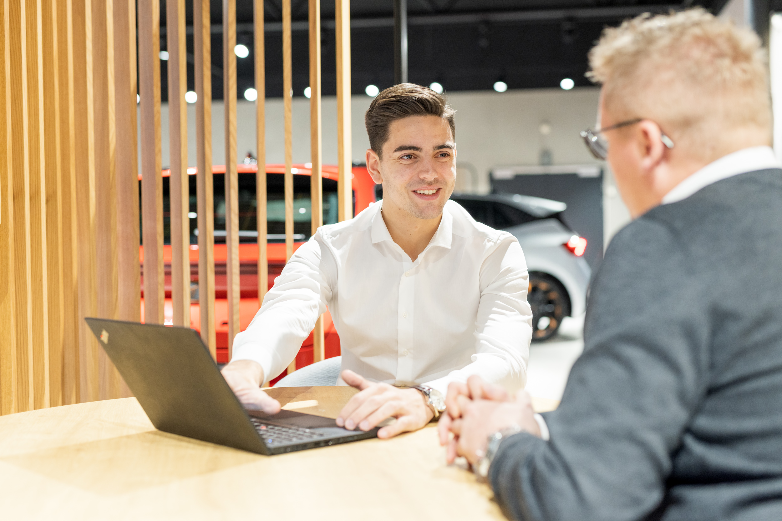 Semler mobility rådgiver kunde ved computer