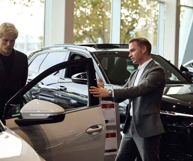 Salgsrådgiver fra Semler Mobility i showroom