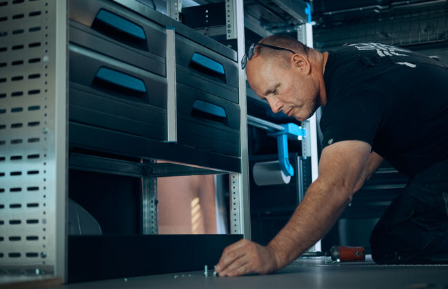 Medarbejder udfører Varevognsopbygning 