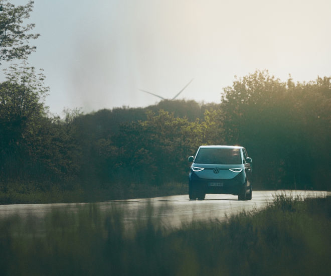 ID.Buzz elbil der kører på landevej