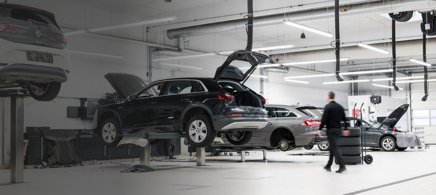biler til service i autorisereret værksted