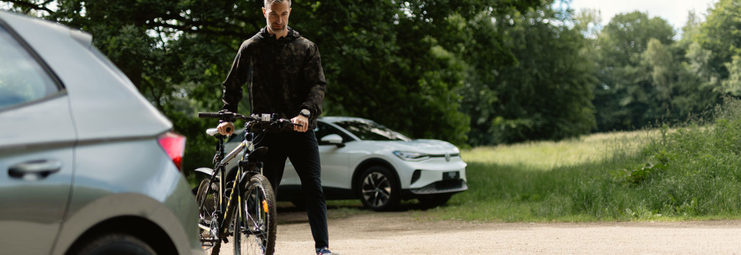 Mand i bevægelse med cykel