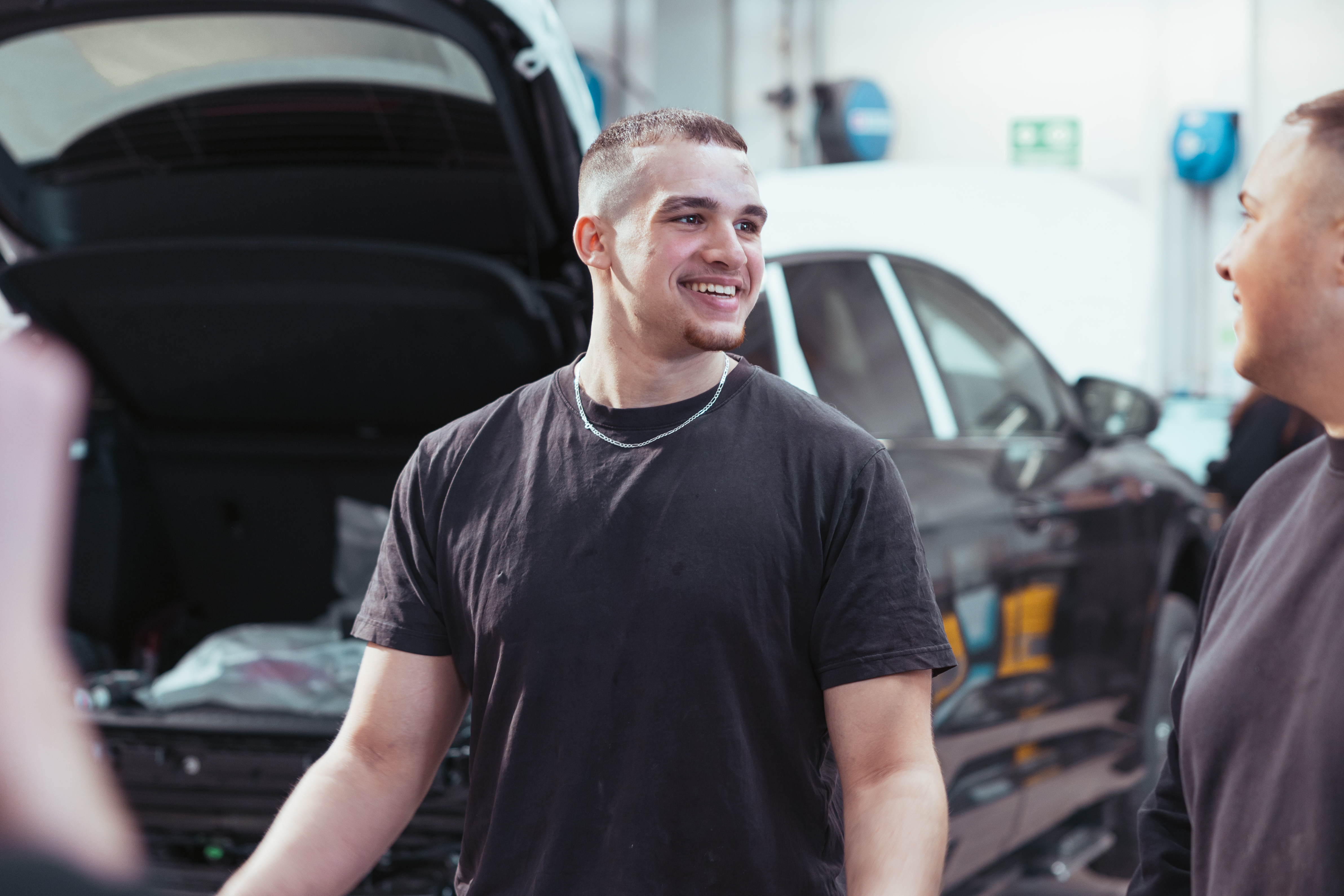 Glad mekanikerlærling på værkstedet 