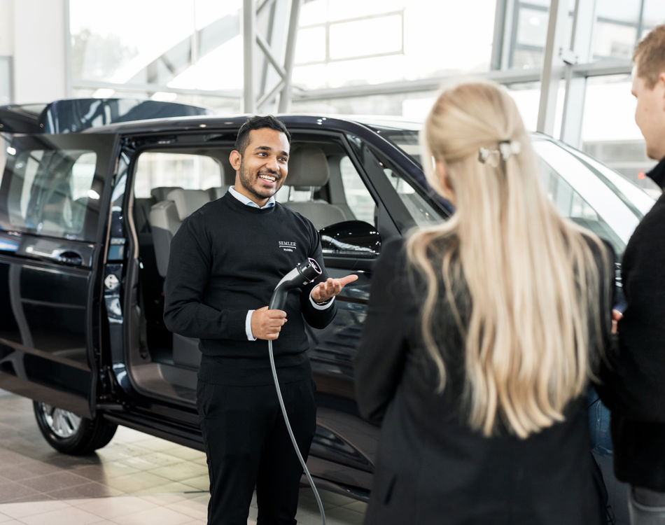 Semler Mobility salgsrådgiver viser en elbil frem