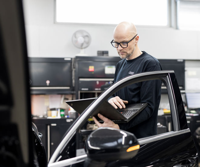 Autoriseret Audi værksted personale tjekker bil igennem