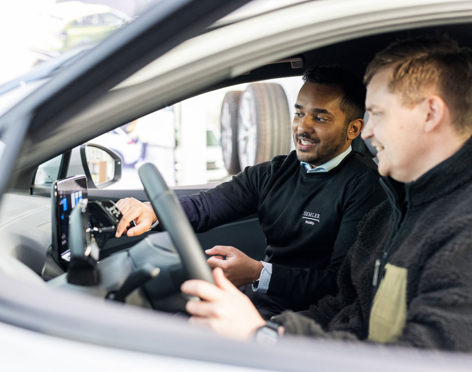 Semler Mobility ekspert viser bil frem
