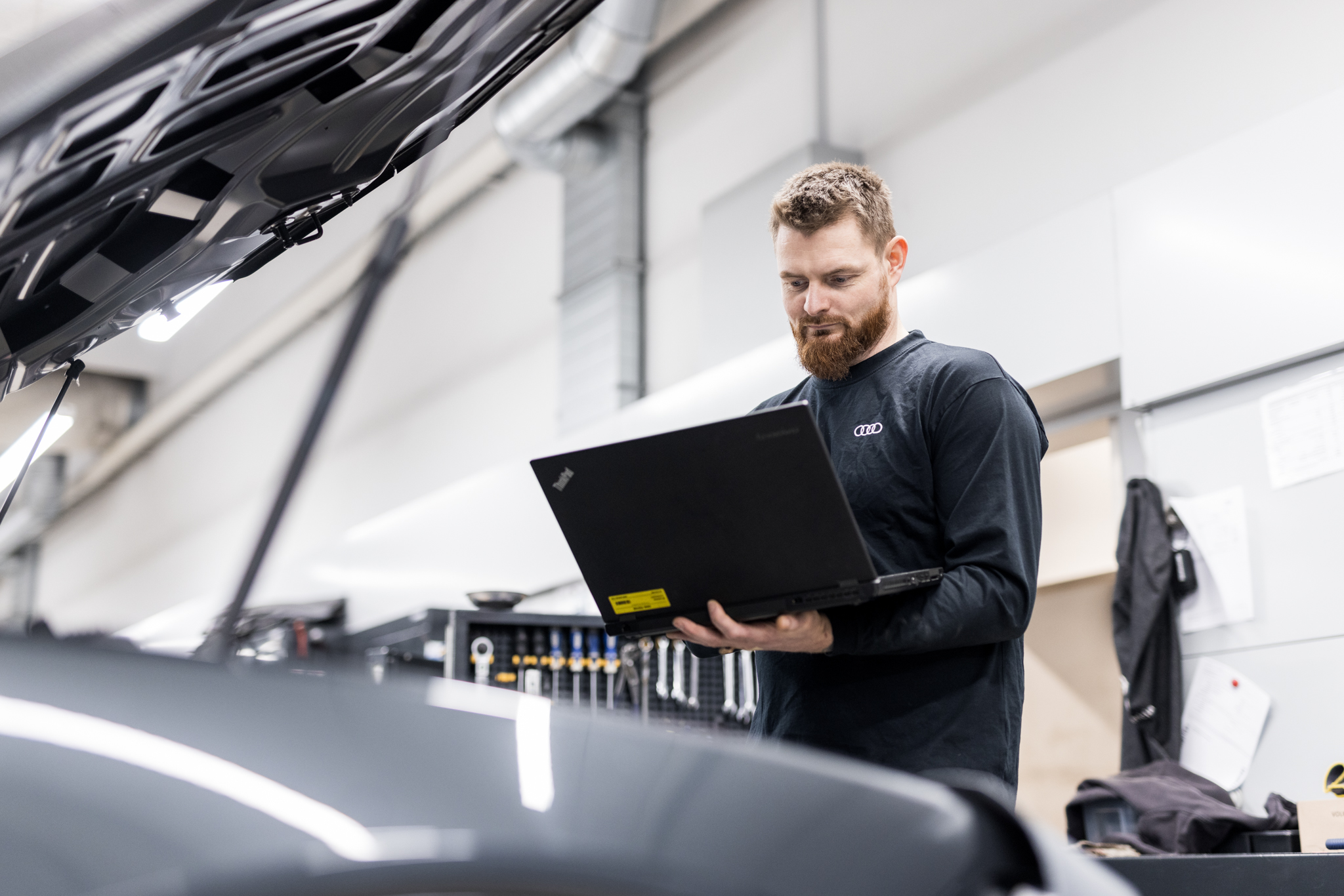 Semler Mobility medarbejder udfører service på bil